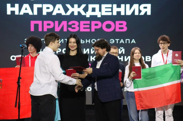 Дипломы победителей и призеров всероссийской олимпиады школьников по истории получили 159 учащихся.